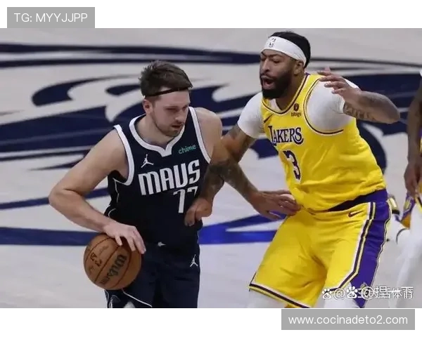 原创浓眉复出迎战老东家！半场湖人落后独行侠两分，下半场反击能否成功？